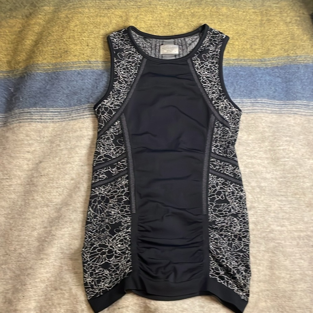 ATHLETA BLACK AND WHITE PATTERN SPEEDLIGHT SEAMLESS TANK TOP Small